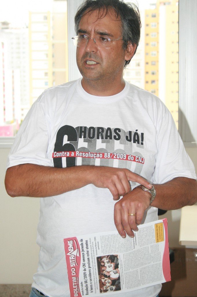 Alexandre Brandi alertou os servidores para a urgência da mobilização da categoria para impedir a adoção da Resolução 88/2009 do CNJ (Foto: Janaina Rochido)