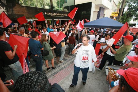 Mais uma vez, uma multidão de servidores apoiou a greve e ouviu informes do presidente Alexandre Brandi e de outros diretores do Sindicato. (Foto: Erinei Lima)
