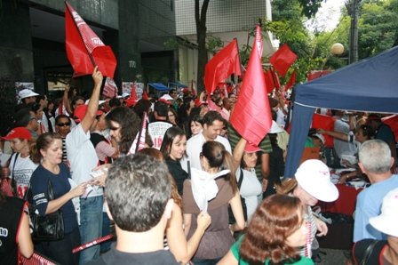 Concentração na porta do prédio do TRE.