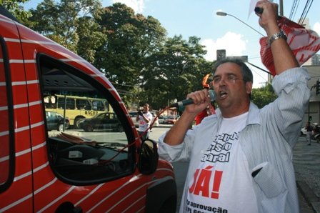 O presidente do SITRAEMG, Alexandre Brandi, incentiva os caminhantes com palavras de ordem e informes.