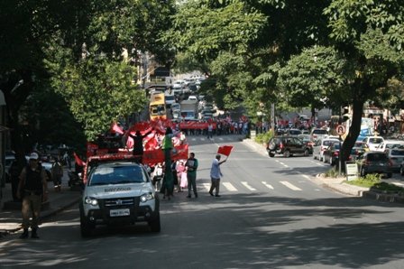 O apoio da Polícia Militar de MG garantiu a tranquilidade da passeata e reforçou que a Greve é feita de forma legal e pacífica.