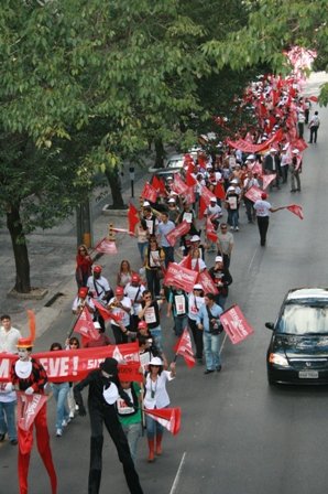 Tendo à frente artistas em pernas de pau, os servidores seguiram em marcha.