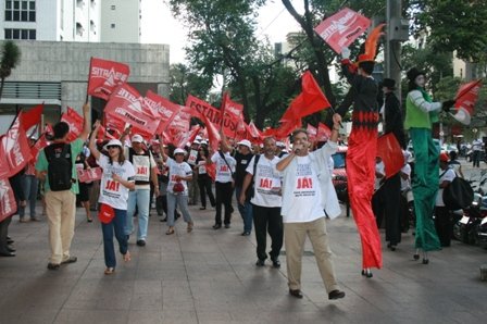 Chegada à Justiça Federal, em frente ao edifício Euclydes Reis Aguiar.