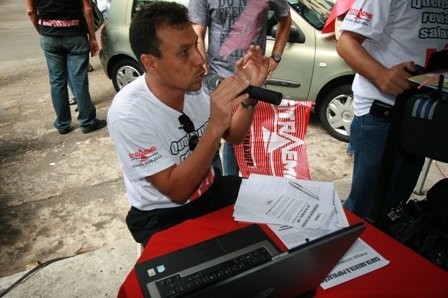 Fernando Neves, diretor jurídico do SITRAEMG, conduziu a concentração na porta do TRT da Rua Mato Grosso. (Foto: Janaina Rochido)