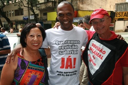 O diretor Célio Izidoro Rosa também esteve no ato e conversou com servidores sobre o andamento do movimento grevista. (Foto: Janaina Rochido)