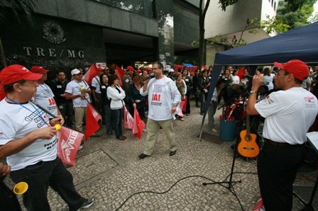 Fernando Neves (à direita) e Alexandre Brandi (ao centro) passaram os últimos informes e incentivaram os servidores a continuarem firmes na luta pelo PCS. (Foto: Erinei Lima)