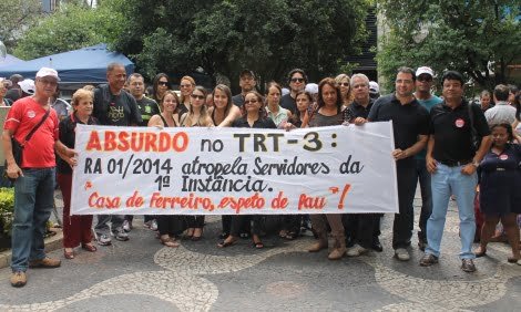 Grupo de servidores das VTs de Contagem também compareceu ao ato público e manifestou sua indignação (Foto: Janaina Rochido)