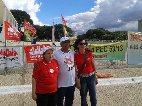A partir da esquerda, as coordenadoras gerais do SITRAEMG Lúcia Bernardes e Adriana Valentino, com um servidor de Goiás, durante ato no STF (Foto: cedida)