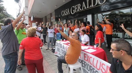 Servidores votam na AGE desta tarde - outro ato com paralisação será realizado em 20 de maio, na Justiça Federal ou no TRT, em Belo Horizonte (Foto: Janaina Rochido)