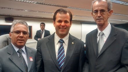 Os coordenadores do SITRAEMG Hebe-Del Kader e Hélio Diogo, ao lado do deputado Leonardo Quintão (PMDB/MG)
