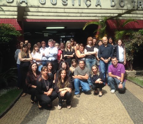 Servidores da JT em Uberlândia posam em frente ao Fórum da Justiça do Trabalho - alguns vestiram preto, em protesto (Foto: cedida por Carmem Pena)
