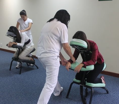 Massoterapeutas estavam à disposição dos servidores para a "quick massage" (foto: Janaina Rochido)