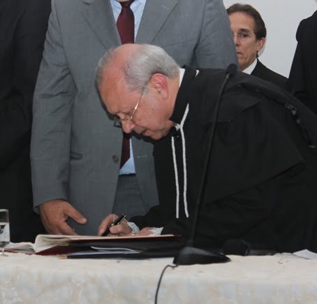 Durante a assinatura de posse, o novo presidente do TRE-MG, desembargador Geraldo Augusto de Almeida...