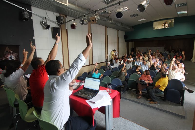 Os 63 filiados presentes aprovaram o Apagão de 24 horas em 16 de junho (Foto: Janaina Rochido)