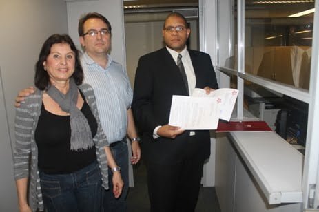 A partir da esquerda, os coordenadores do SITRAEMG Vilma Lourenço e Igor Yagelovic, com o advogado Daniel Hilário, durante protocolo no TRE (Foto: Janaina Rochido)
