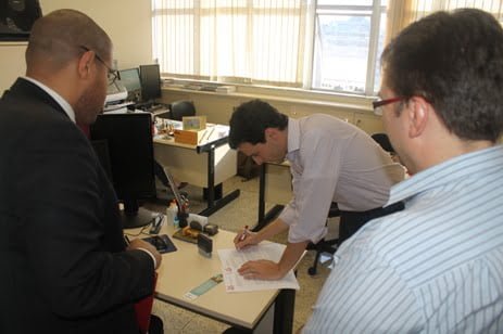 Pedido também foi protocolado na Presidência do TRT pelo coordenador Igor Yagelovic (à direita) e pelo advogado Daniel Hilário (esquerda) (Foto: Janaina Rochido)