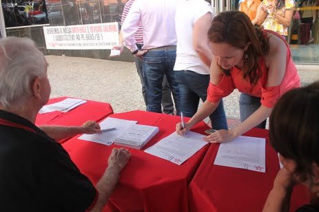 Participantes do ato também assinaram abaixo assinado contra a PEC 59/2013, que cria o Estatuto do Judiciário e ameaça a categoria (Foto: Janaina Rochido)
