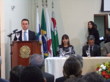O juiz federal Miguel Ângelo de Alvarenga Lopes falando aos presentes e a juíza federal Simone dos Santos Lemos Fernandes (sentada, às direita) (Foto: Janaina Rochido)
