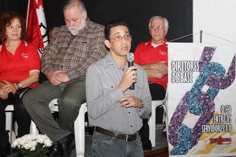 Ao microfone, Onilton Carvalho Barbosa, da Comunidade Espírita Cristã Irmão Ananias. Foto: Generosa Gonçalves