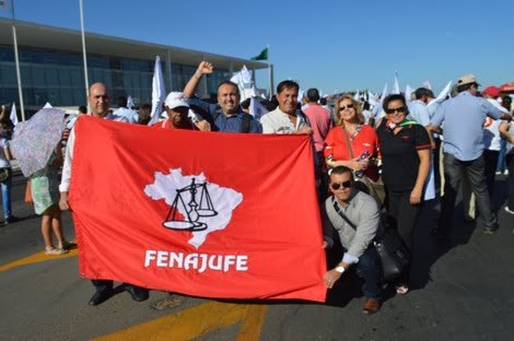 Representantes dos servidores mineiros seguram bandeira da Fenajufe durante ato no Supremo (Foto: cedida por Alan da Costa Macedo)