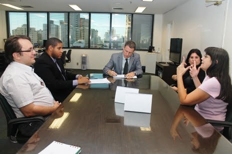Na sala da Diretoria-Geral do TRE, a partir da esquerda, o coordenador sindical Igor Yagelovic, o advogado Daniel Hilário, o diretor-geral do Tribunal, Adriano Denardi Júnior, Vilma de Oliveira, coordenadora sindical e Jaqueline Feital, também servidora da Casa. Foto: Generosa Gonçalves