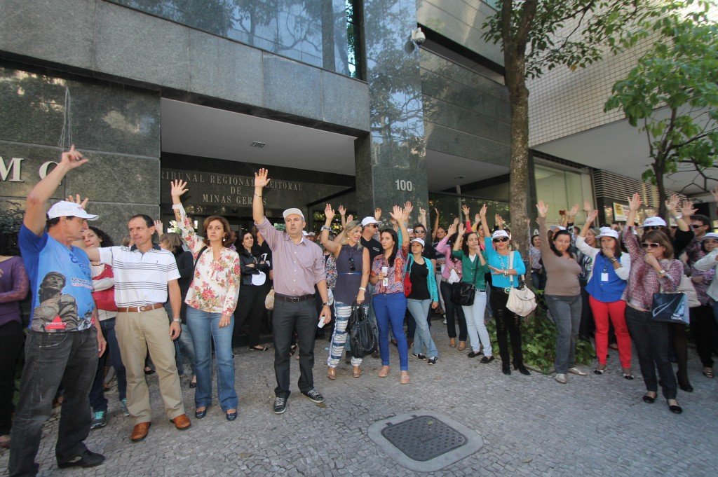 Em frente ao TRE, por ampla maioria, servidores votaram pela continuidade da greve em Minas. Novo ato público será amanhã, dia 10, no TRT (Fotos: Janaina Rochido)