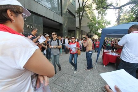 Servidores discutem o movimento grevista em frente ao prédio do TRE. Fotos: Generosa Gonçalves