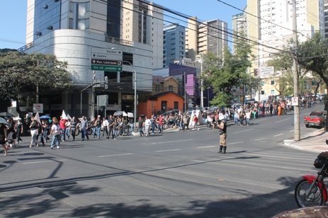 A caminho da sede do TRE, por uma das principais avenidas de Belo Horizonte (Fotos: Janaina Rochido)