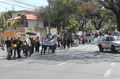 Passeata reuniu centenas de servidores e chamou a atenção por onde passou (Fotos: Janaina Rochido)