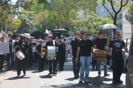 Caixão de Dilma Rousseff foi à frente, com a banda tocando a marcha fúnebre logo atrás - muitos curiosos quiseram fotos do cortejo (Fotos: Janaina Rochido)