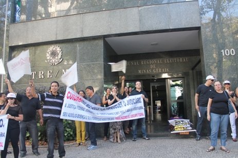 Servidores encerram o ato em frente à sede do TRE-MG, onde o caixão de Dilma foi colocado na entrada do prédio (Fotos: Janaina Rochido)