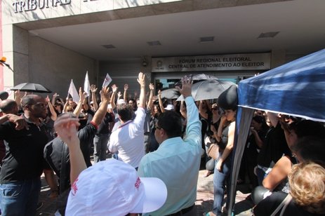 Servidores votam por novo ato público e paralisação na próxima semana - decisão foi unânime (Fotos: Janaina Rochido)