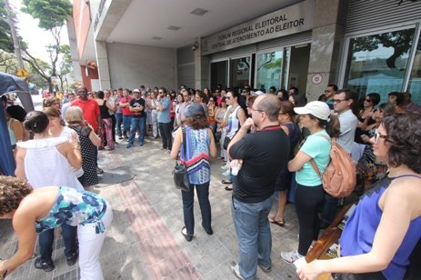 Servidores reunidos em frente ao prédio dos Cartórios Eleitorais. Fotos: Generosa Gonçalves