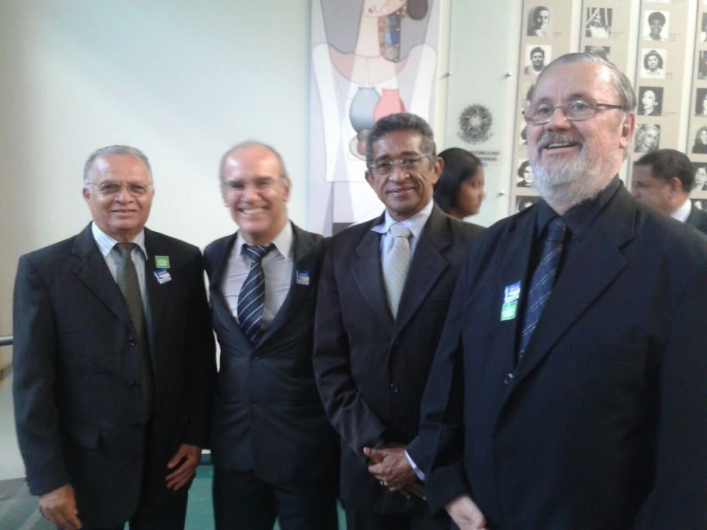 A partir da direita, o coordenador sindical mineiro Mário Alves, com o deputado Vicentinho, o diretor do Sintrajud-SP Antônio Melquíades, o Melqui e o aposentado do TRT Vicente Paulo Passos