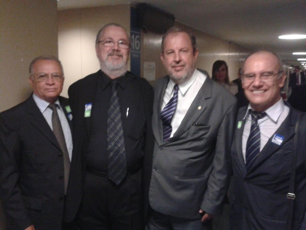 O servidor aposentado Vicente Passos e o coordenador Mário Alves com o deputado José Stédile e Melqui, na Câmara dos Deputados, em Brasília