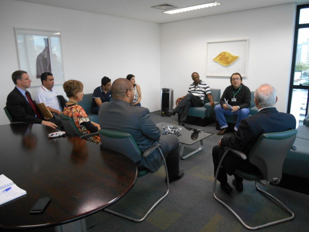 Coordenadores do SITRAEMG, servidores da base e a Administração do TRE-MG reuniram-se na tarde desta quinta-feira para debater demandas da categoria (Foto: Janaina Rochido)