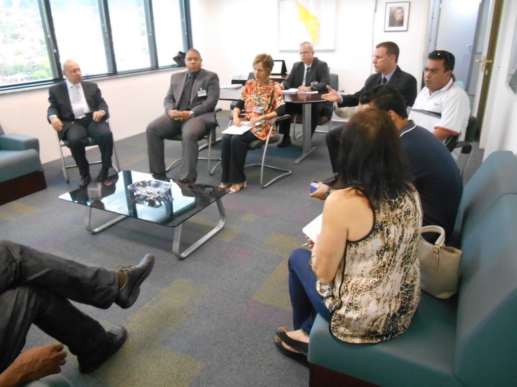 À direita, a partir do meio da foto: à mesa, o assessor de comunicação do TRE-MG Rogério Tavares e o diretor-geral Adriano Denardi; o coordenador Sandro Pacheco; o servidor André de Morais; e a coordenadora Vilma Lourenço (Foto: Janaina Rochido)