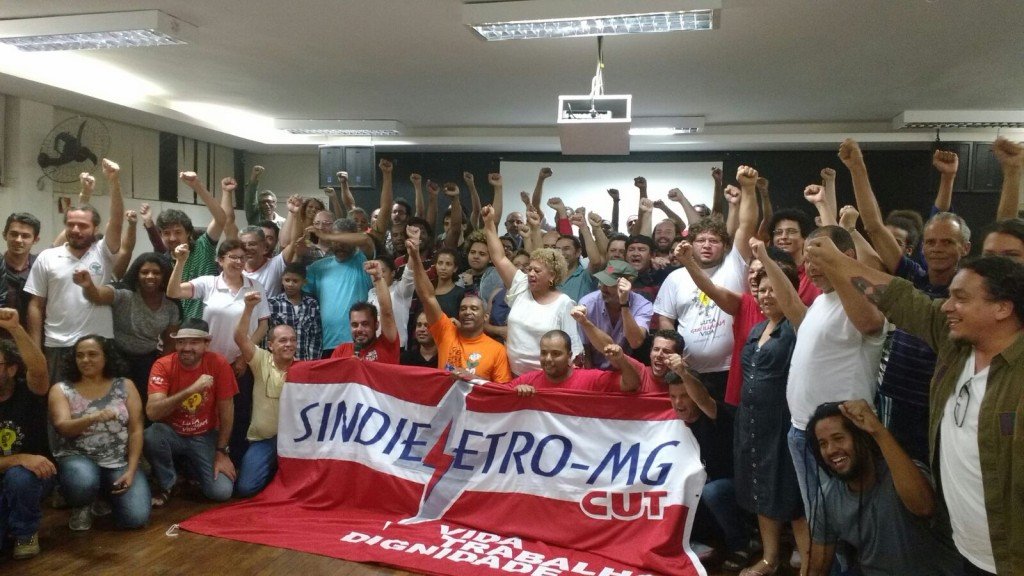 Coordenadora do SITRAEMG Vilma Lourenço participa da plenária de solidariedade aos trabalhadores da CEMIG, organizada pelo Sindeletro
