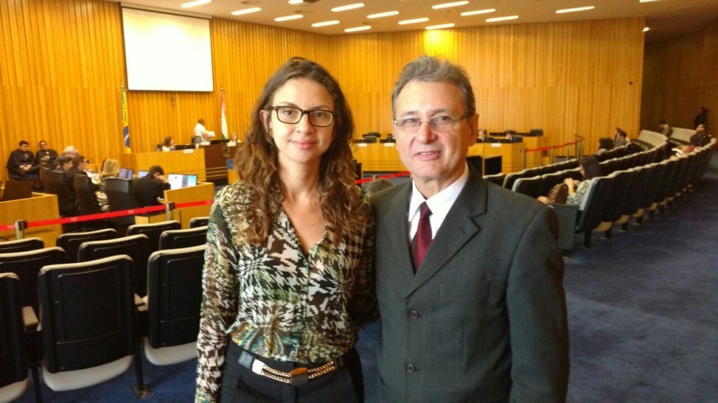 Coordenador Henrique Olegário e Advogada Juliana Benício acompanham a sessão