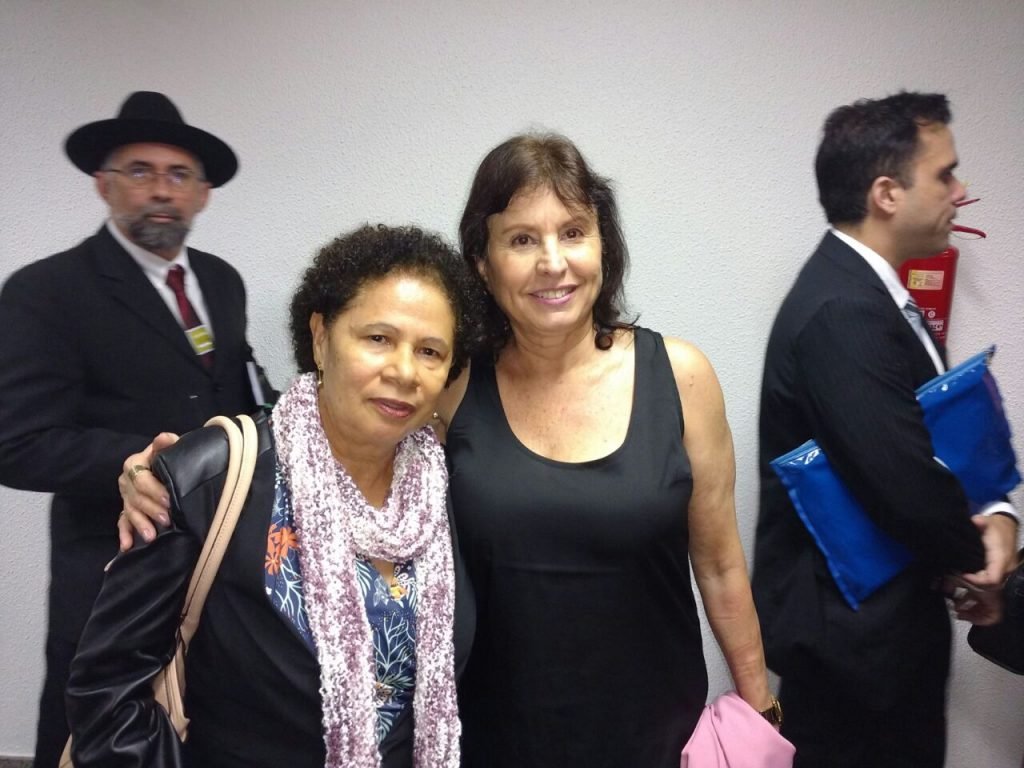 Coordenadora do SITRAEMG Vilma Lourenço junto com a senadora Regina Sousa (PT-PI)