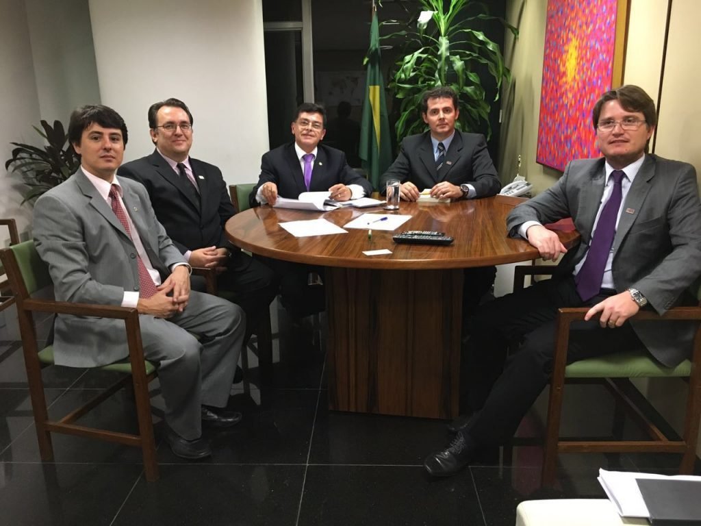 Servidores de Minas com o deputado Eduardo Barbosa (centro), no ato da entrega do projeto de lei do direito de advogar.