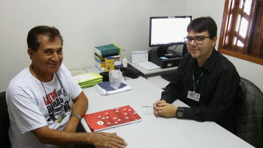 Dirceu conversa com o servidor Arnaldo da Justiça Eleitoral de Cel. Fabriciano sobre as demandas locais