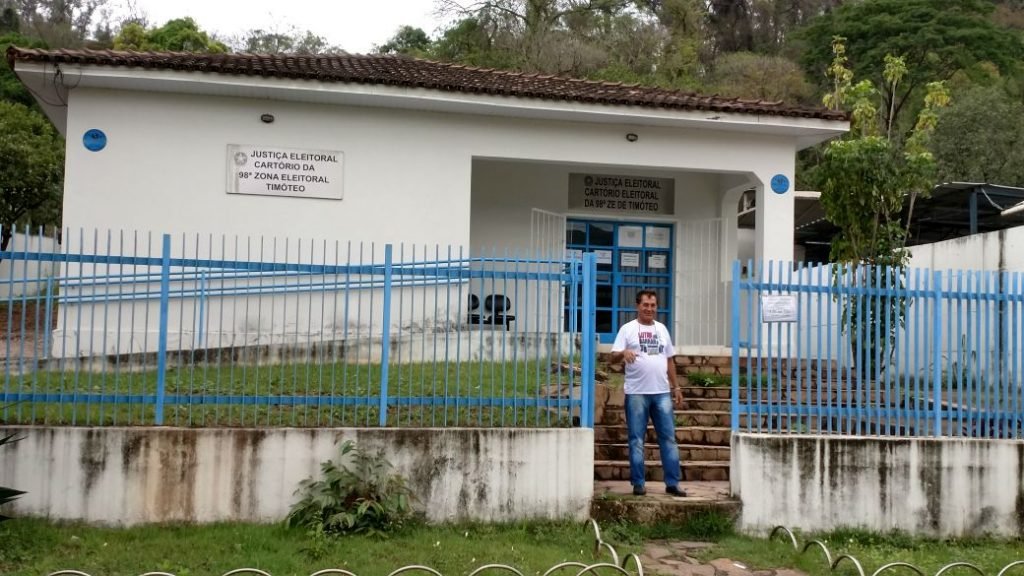 Dirceu em frente à Zona Eleitoral de Timóteo